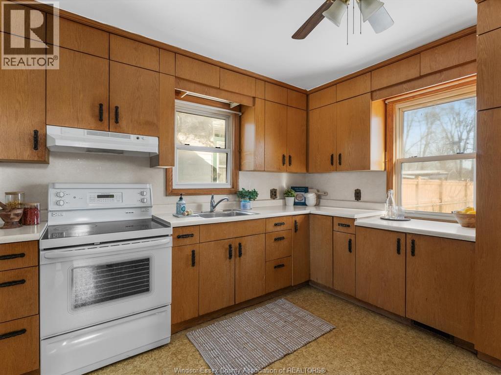 128 Victoria Avenue, Essex, ON - Indoor Photo Showing Kitchen