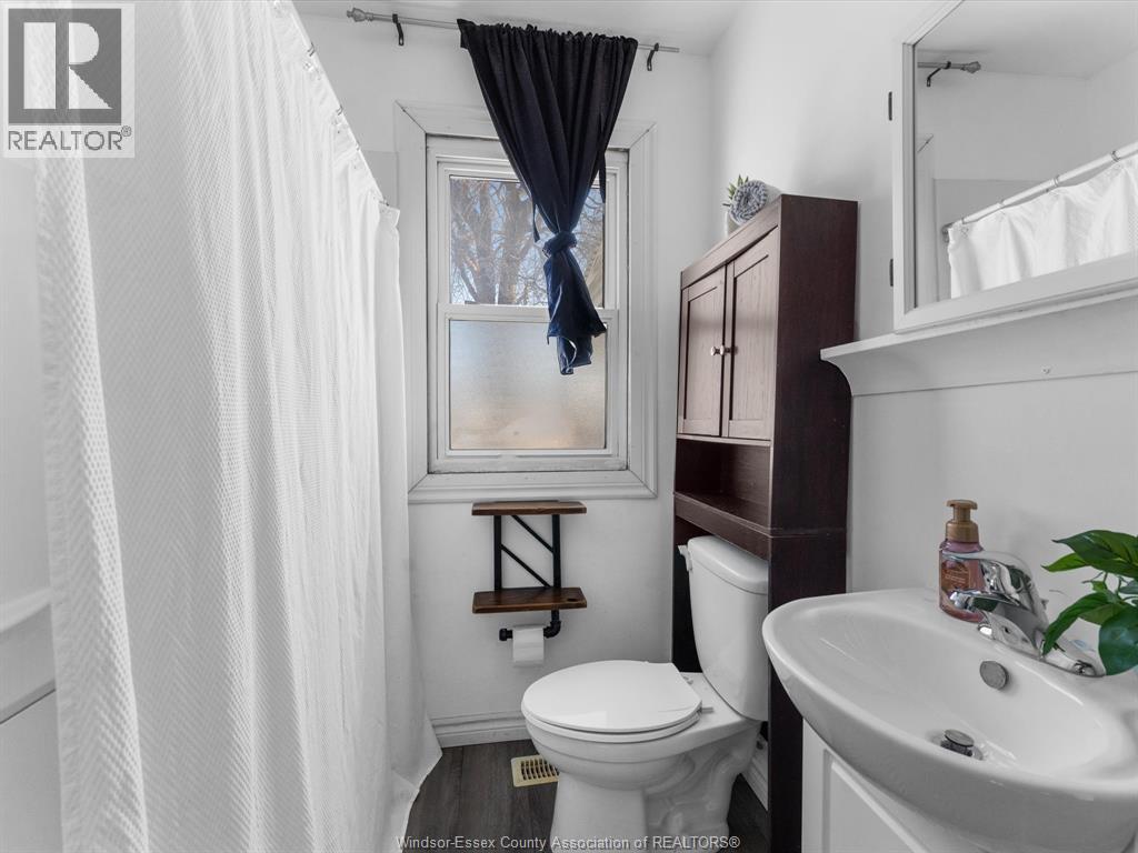 128 Victoria Avenue, Essex, ON - Indoor Photo Showing Bathroom