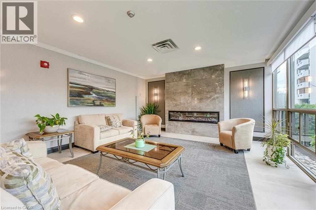 5080 Pinedale Avenue Unit# 902, Burlington, ON - Indoor Photo Showing Living Room With Fireplace