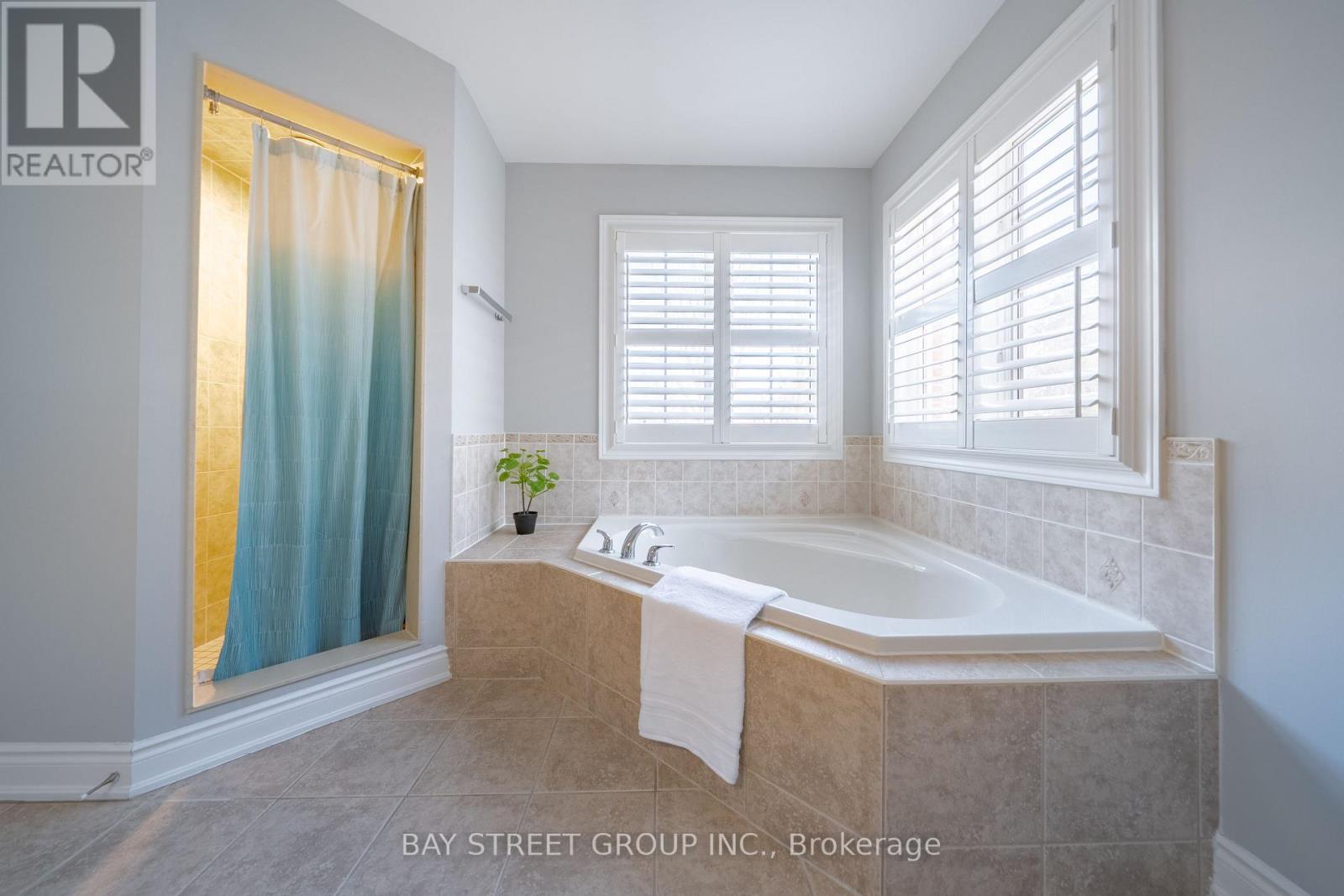 995 Nellie Little Crescent, Newmarket, ON - Indoor Photo Showing Bathroom