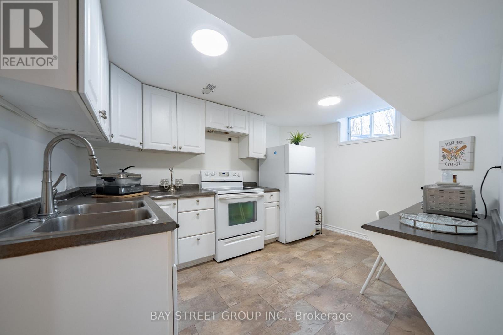 995 Nellie Little Crescent, Newmarket, ON - Indoor Photo Showing Kitchen With Double Sink