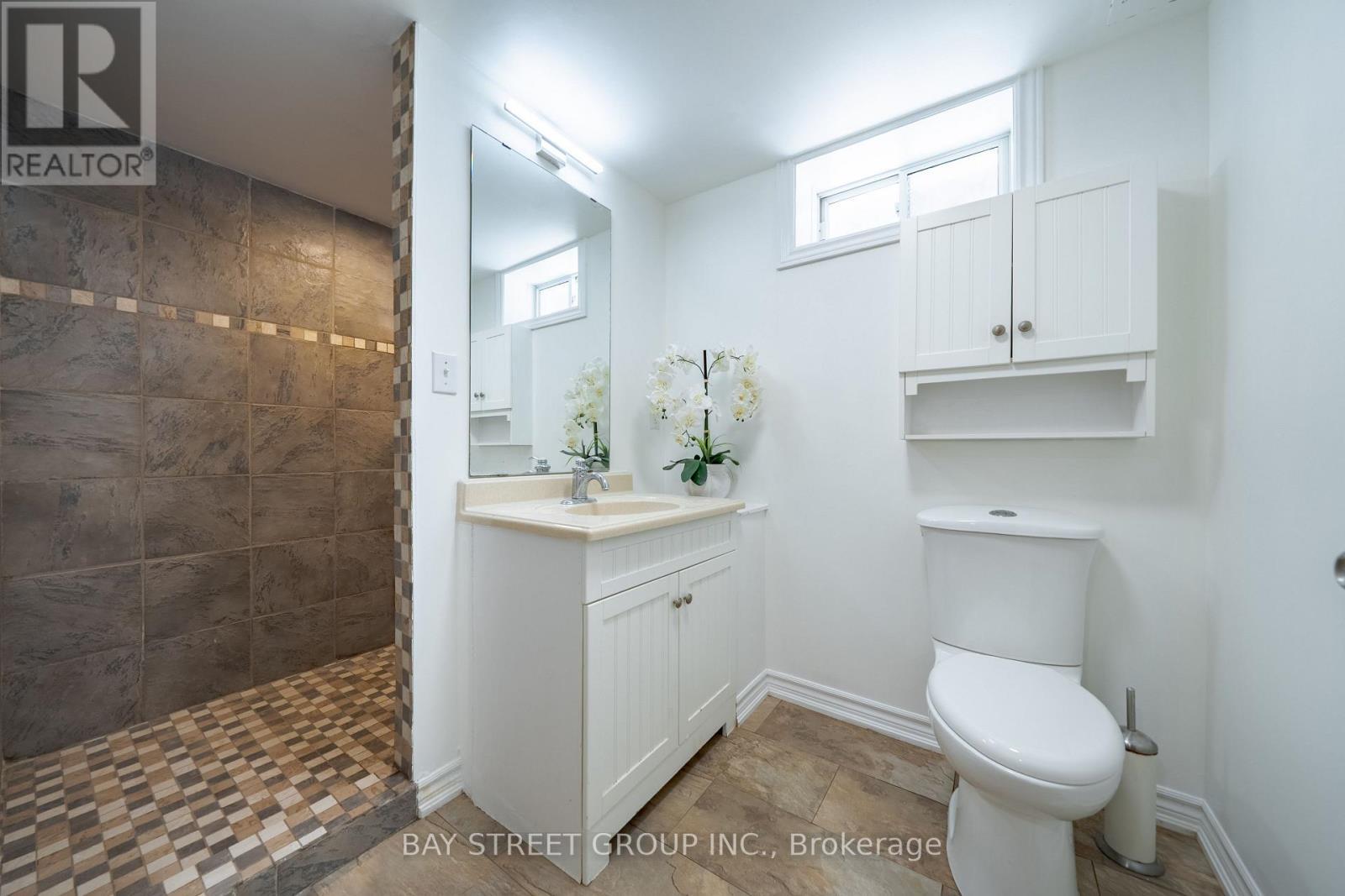995 Nellie Little Crescent, Newmarket, ON - Indoor Photo Showing Bathroom