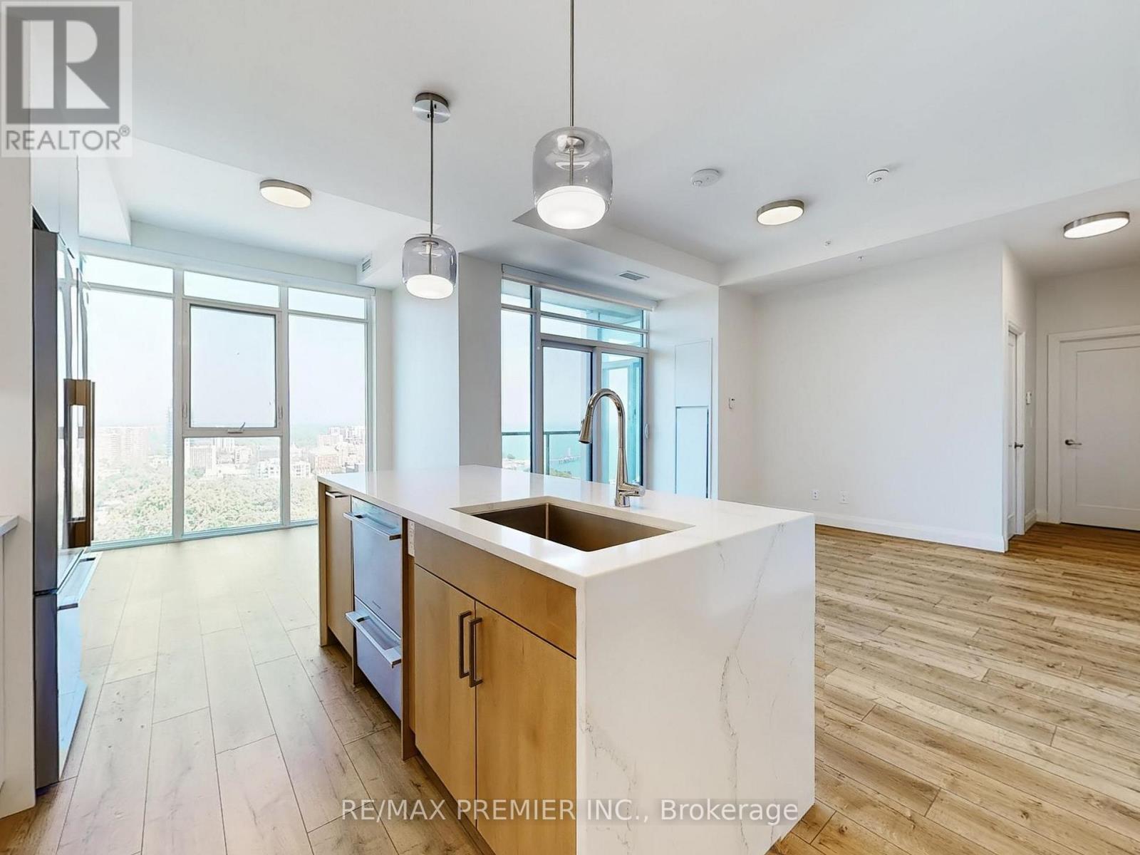 2003 - 500 Brock Avenue, Burlington, ON - Indoor Photo Showing Kitchen With Upgraded Kitchen