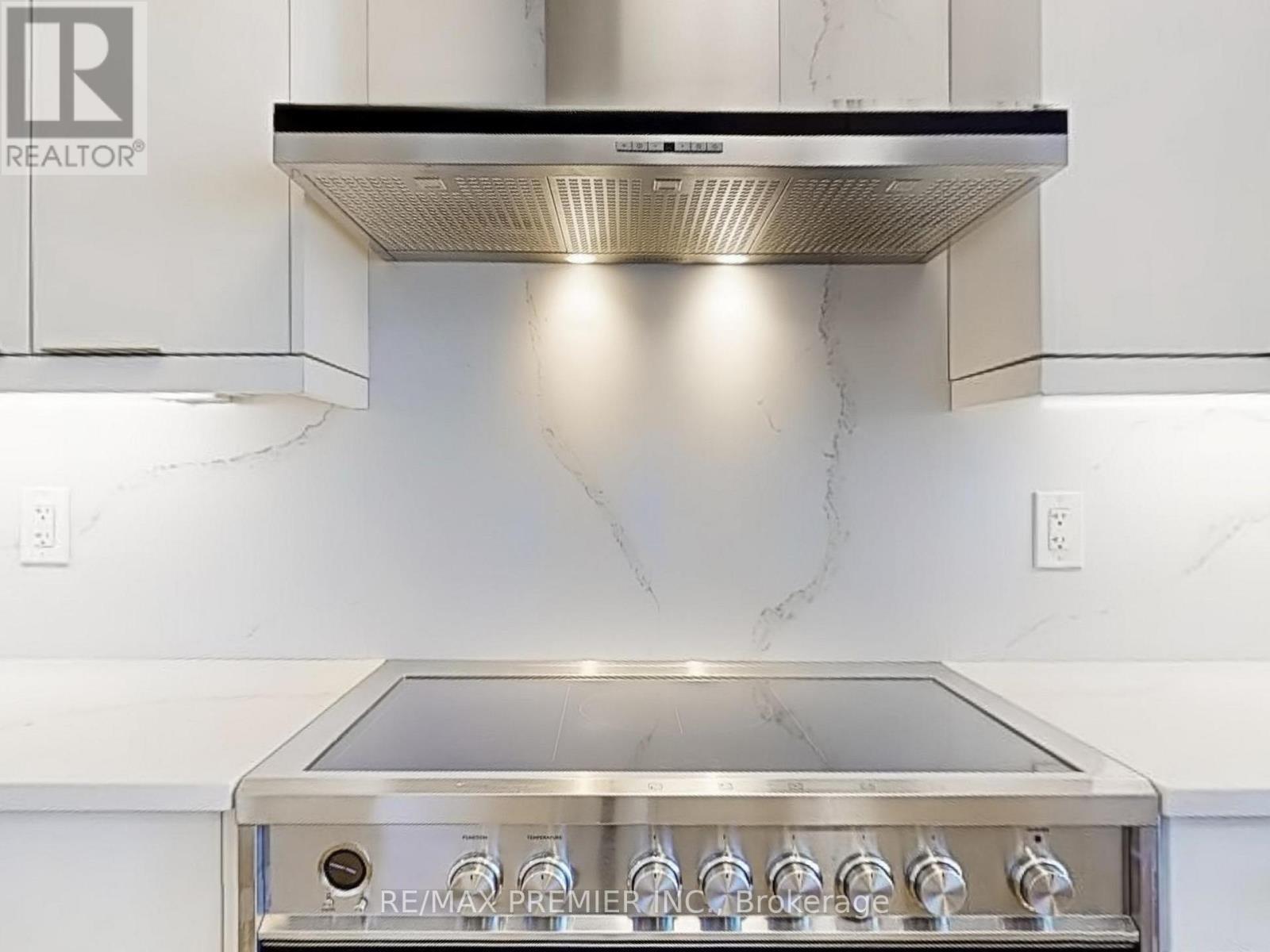 2003 - 500 Brock Avenue, Burlington, ON - Indoor Photo Showing Kitchen