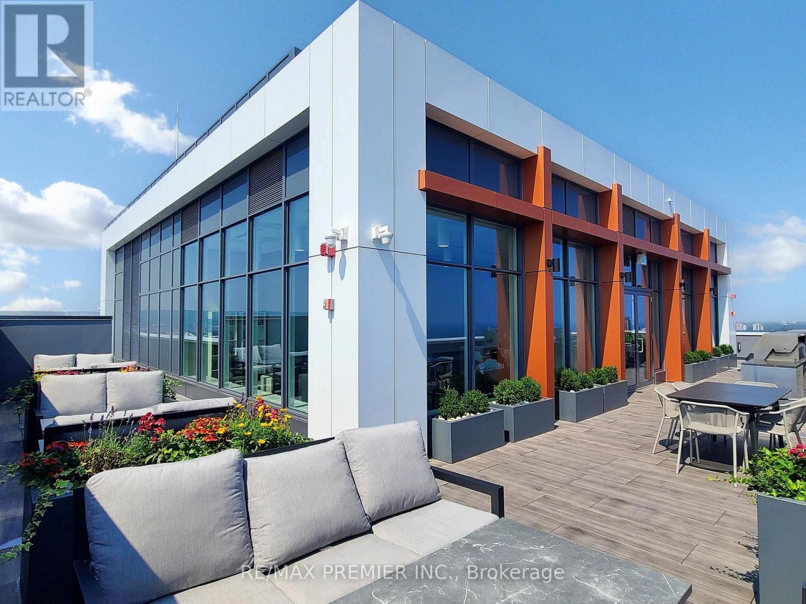 2003 - 500 Brock Avenue, Burlington, ON - Outdoor