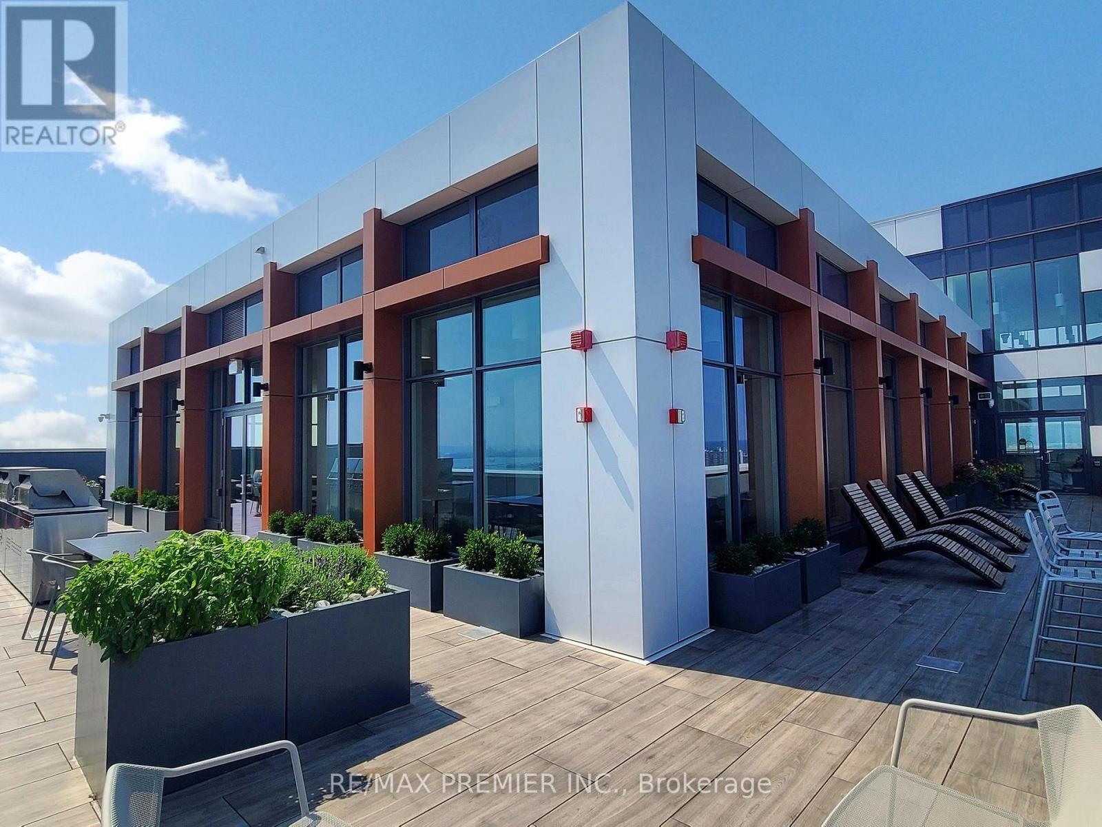 2003 - 500 Brock Avenue, Burlington, ON - Outdoor