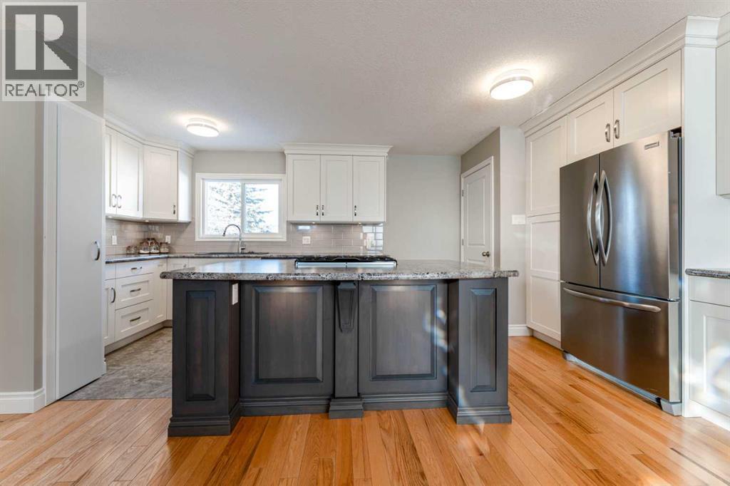 640 54 Avenue W, Claresholm, AB - Indoor Photo Showing Kitchen