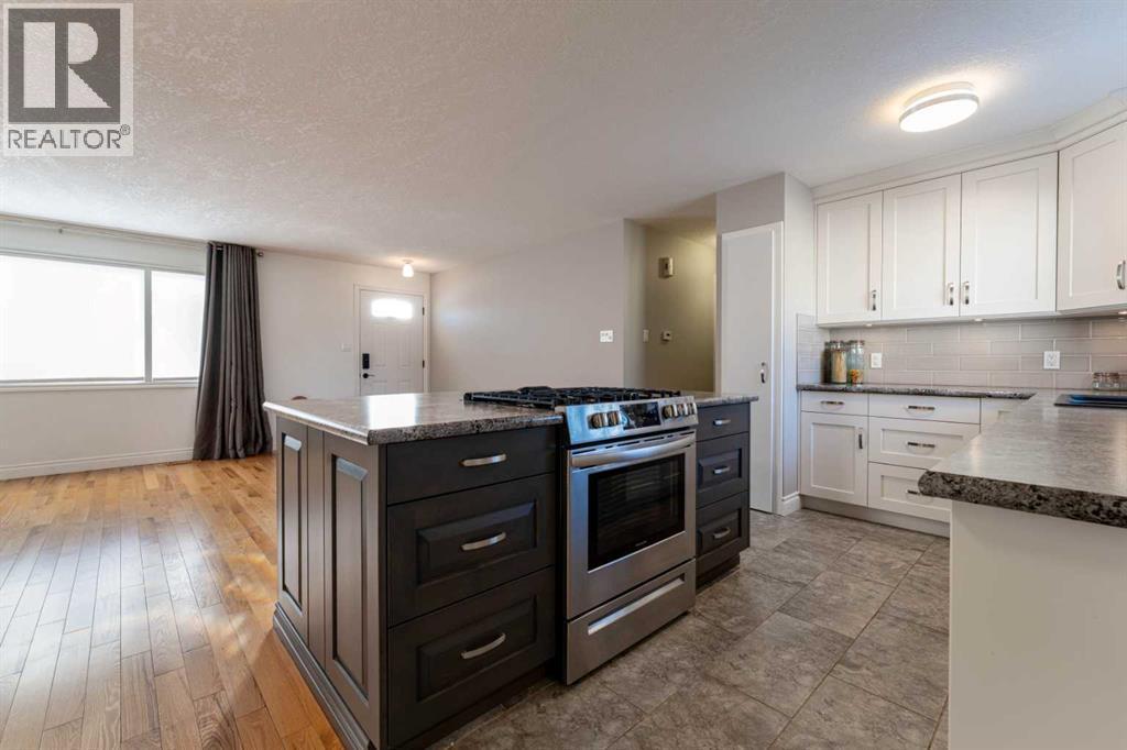 640 54 Avenue W, Claresholm, AB - Indoor Photo Showing Kitchen