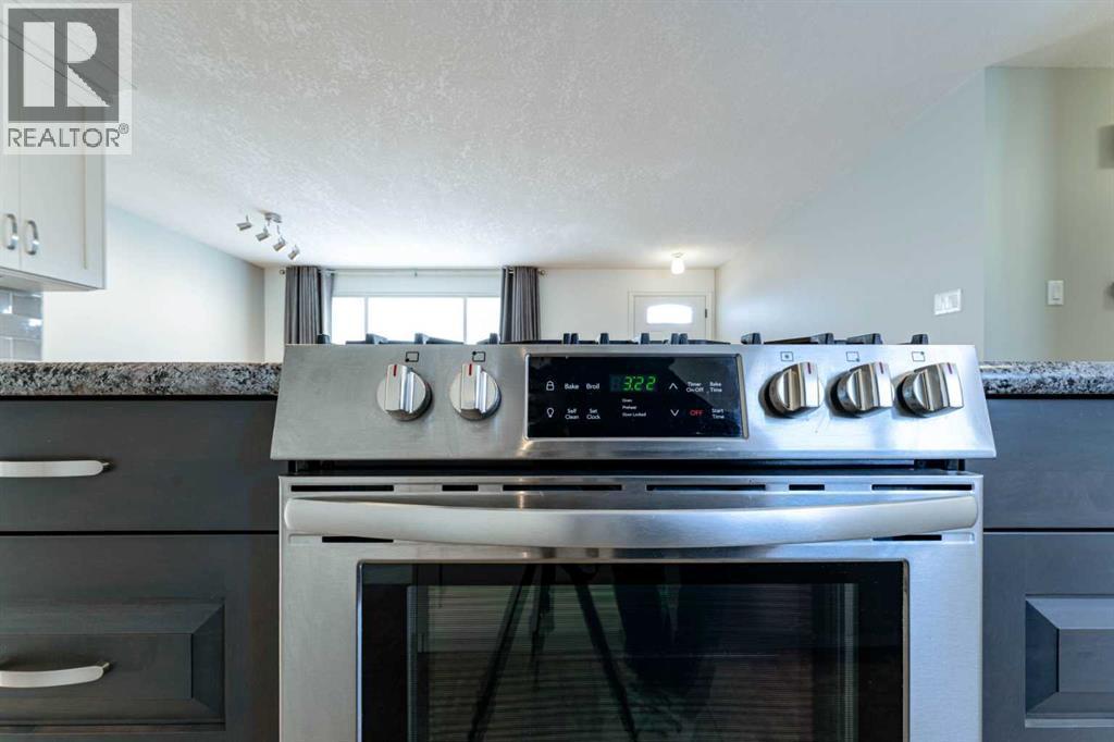 640 54 Avenue W, Claresholm, AB - Indoor Photo Showing Kitchen