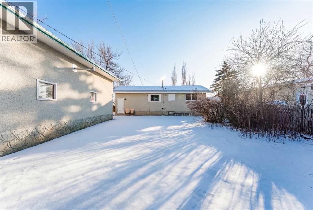 640 54 Avenue W, Claresholm, AB - Outdoor