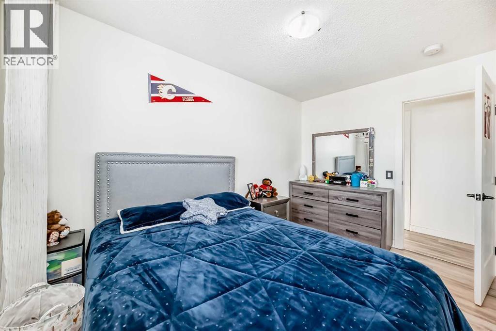 Bedroom 2 - 216 Pinecrest Crescent Ne, Calgary, AB - Indoor Photo Showing Bedroom