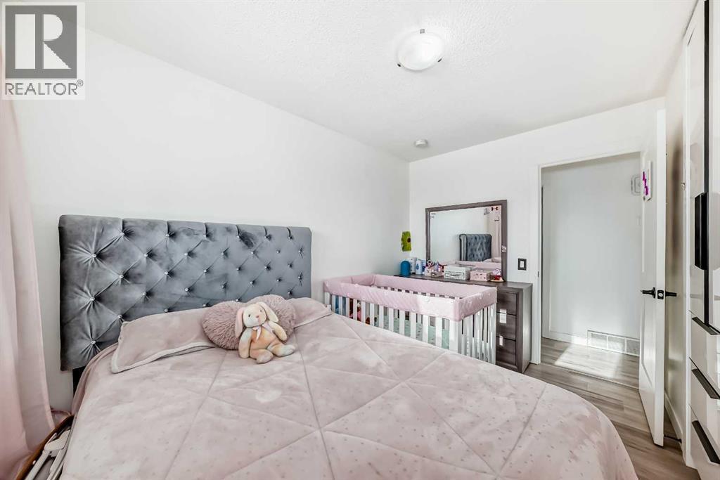 Bedroom 3 - 216 Pinecrest Crescent Ne, Calgary, AB - Indoor Photo Showing Bedroom