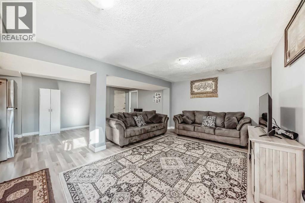 Great room of Legal 1 BR Suite - 216 Pinecrest Crescent Ne, Calgary, AB - Indoor Photo Showing Living Room