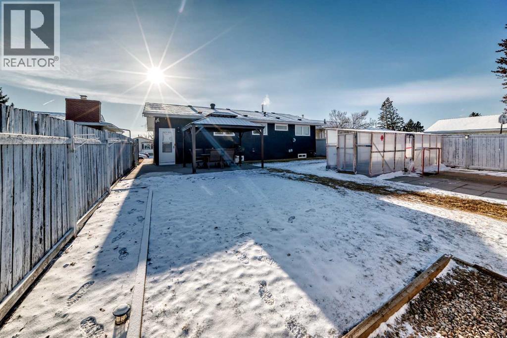 Spacious, fully fenced backyard - 216 Pinecrest Crescent Ne, Calgary, AB - Outdoor