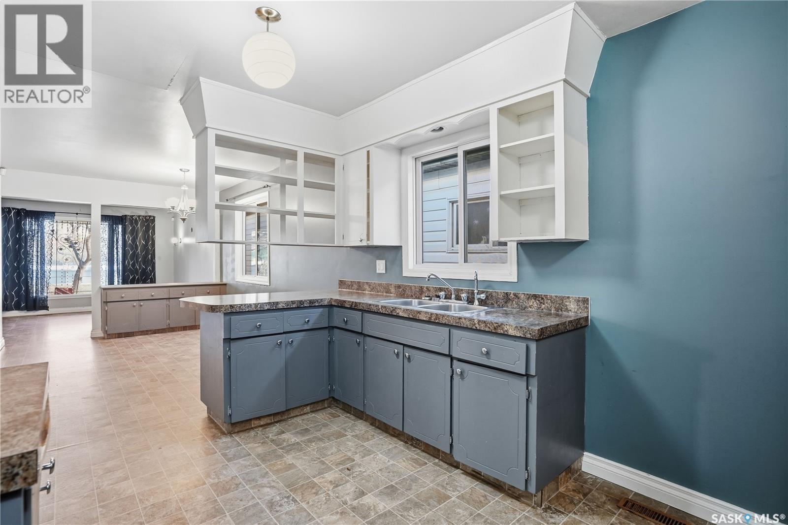918 Garnet Street, Regina, SK - Indoor Photo Showing Kitchen With Double Sink