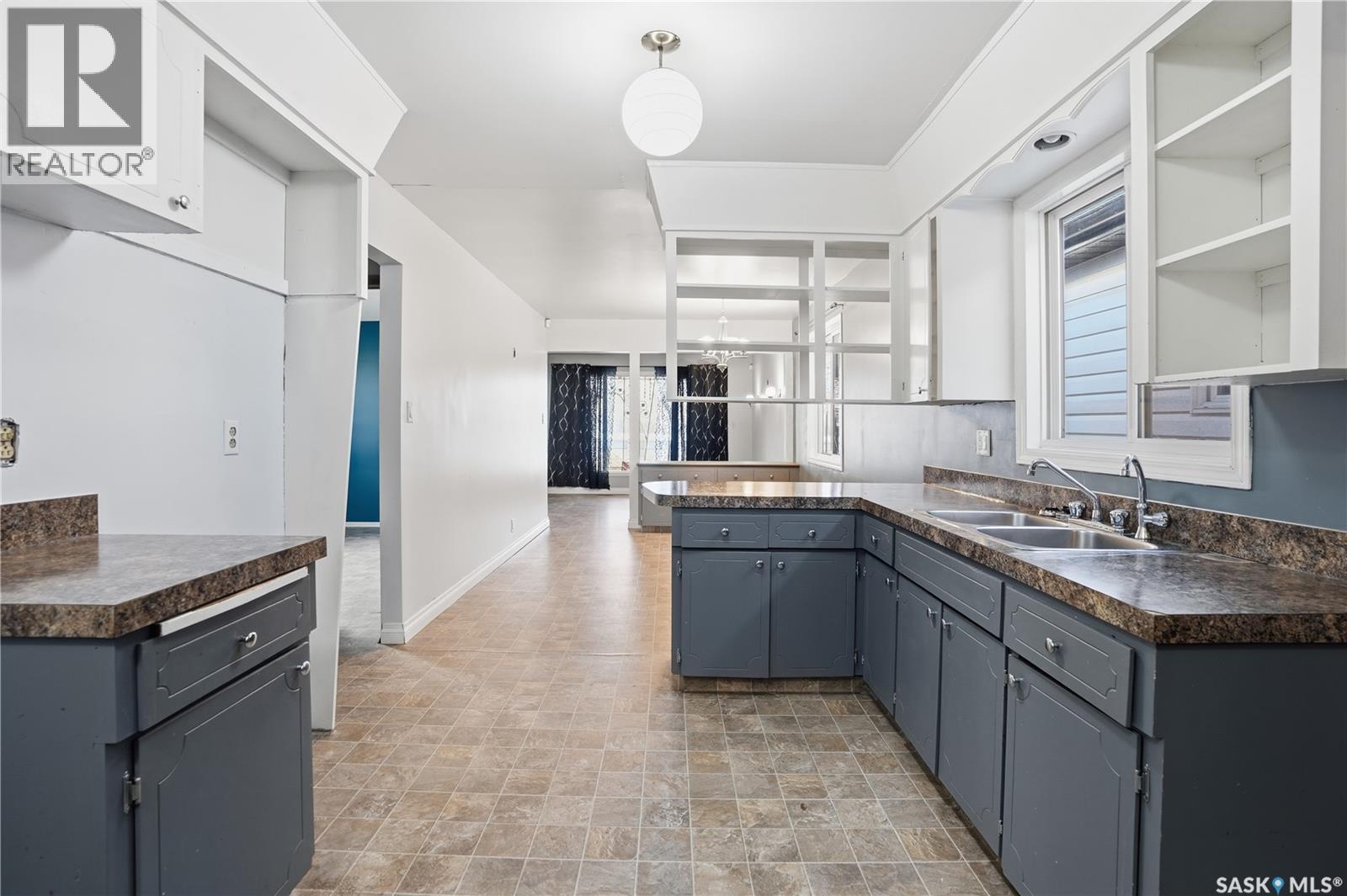 918 Garnet Street, Regina, SK - Indoor Photo Showing Kitchen With Double Sink