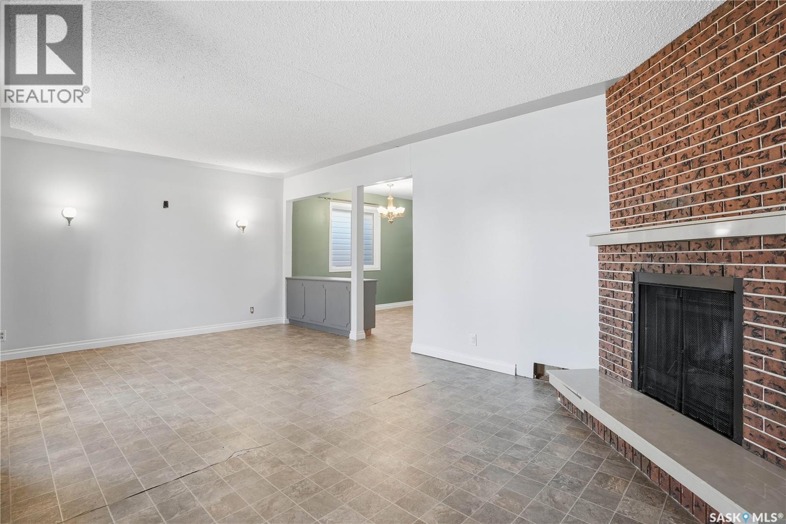 918 Garnet Street, Regina, SK - Indoor With Fireplace