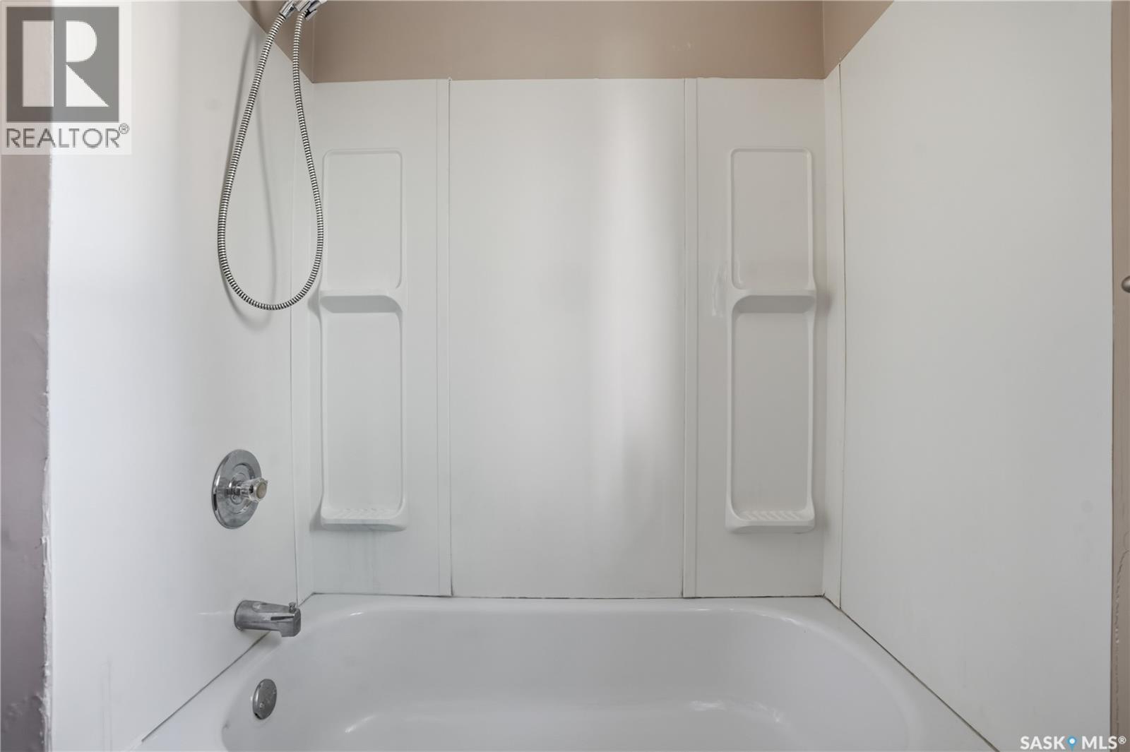 918 Garnet Street, Regina, SK - Indoor Photo Showing Bathroom