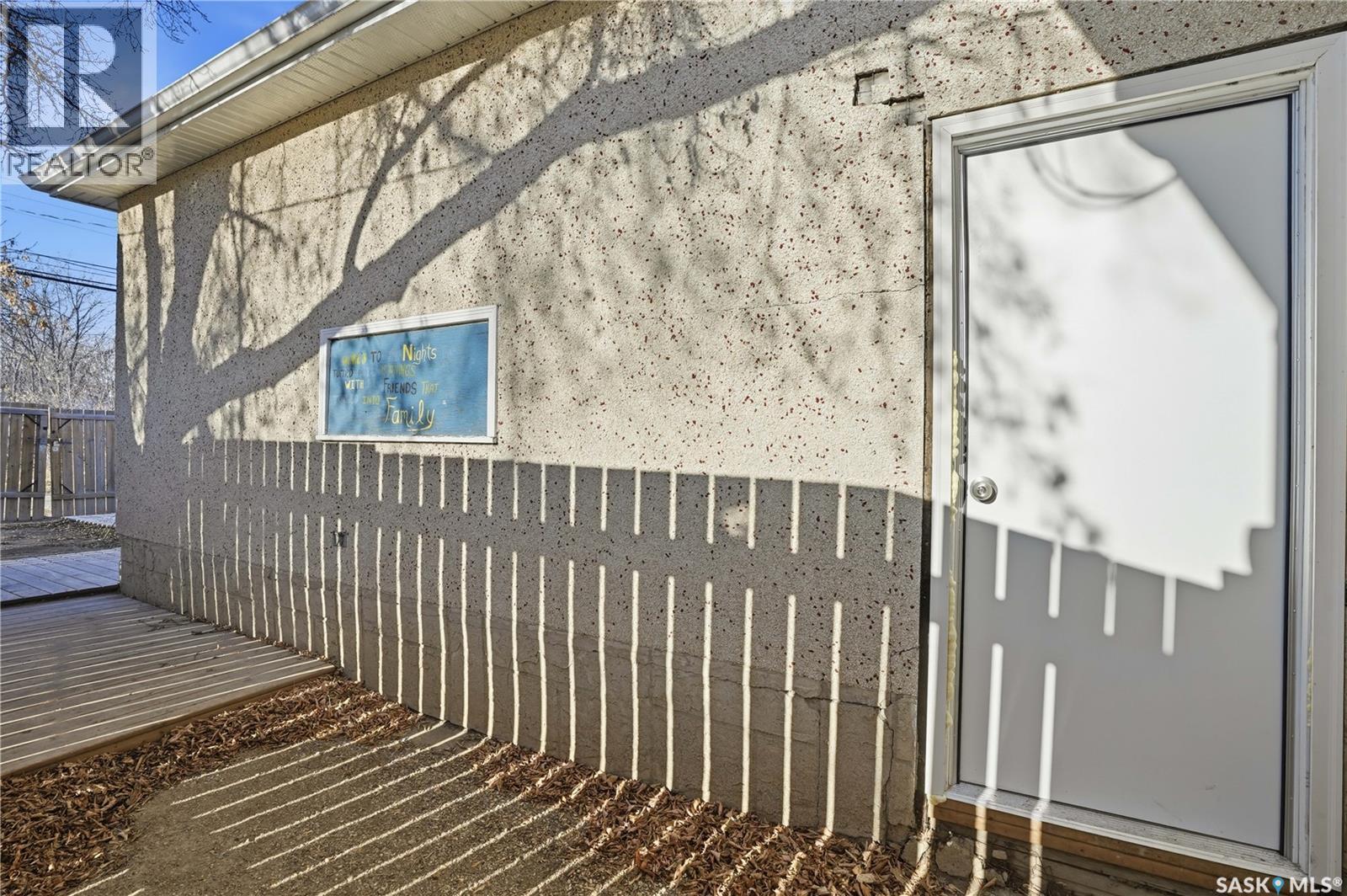 918 Garnet Street, Regina, SK - Outdoor With Exterior