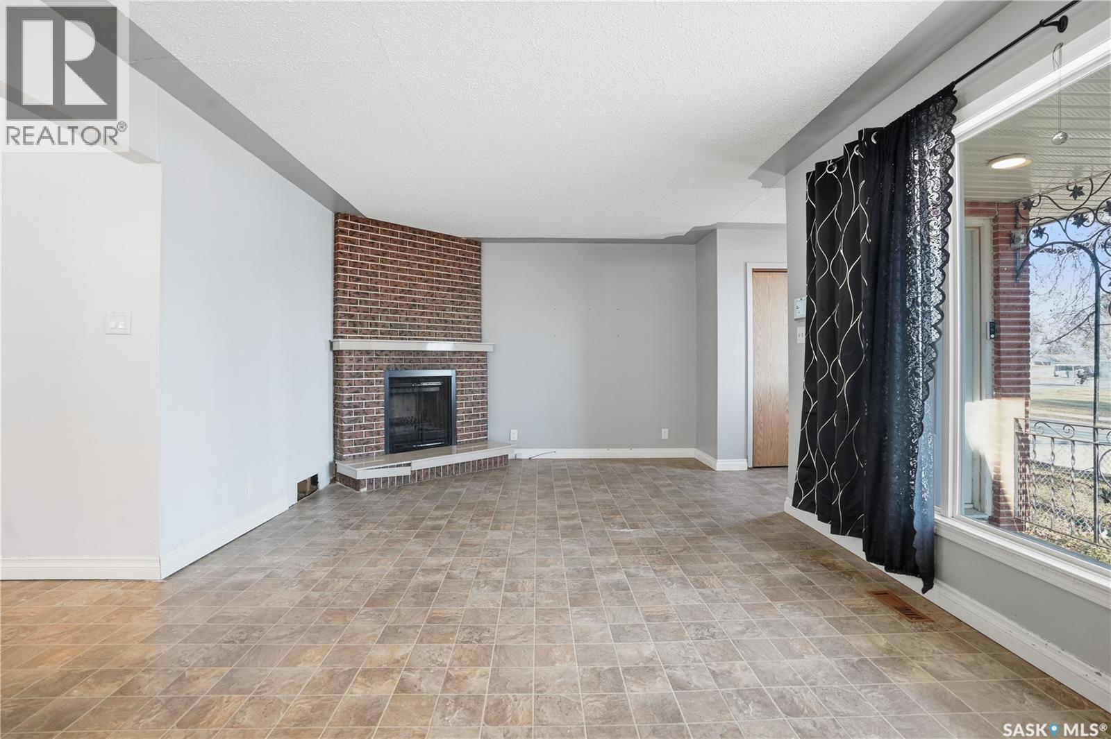 918 Garnet Street, Regina, SK - Indoor With Fireplace