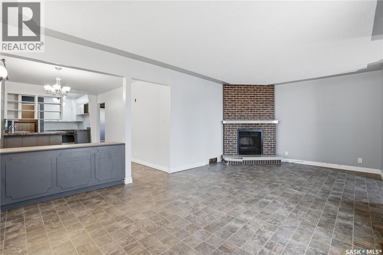 918 Garnet Street, Regina, SK - Indoor Photo Showing Living Room With Fireplace