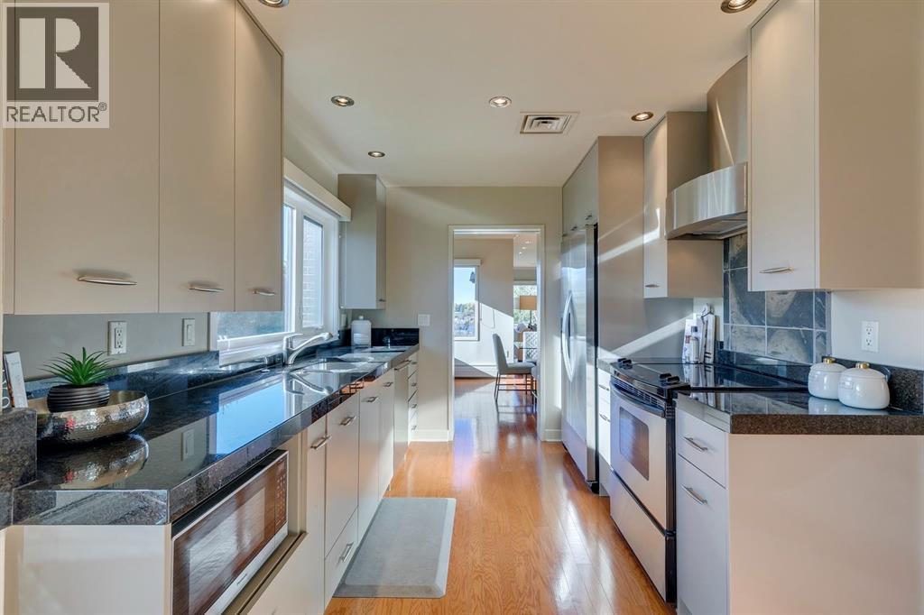 3N, 222 Eagle Ridge Drive Sw, Calgary, AB - Indoor Photo Showing Kitchen With Upgraded Kitchen