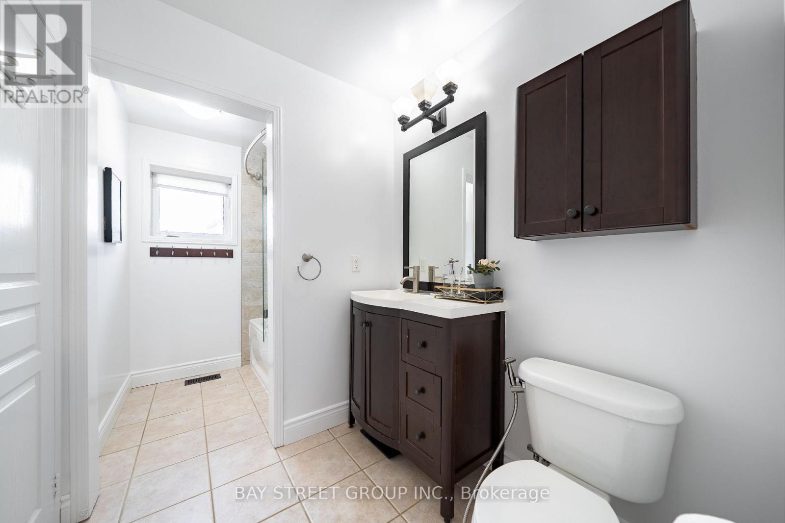 2398 Nichols Drive, Oakville, ON - Indoor Photo Showing Bathroom