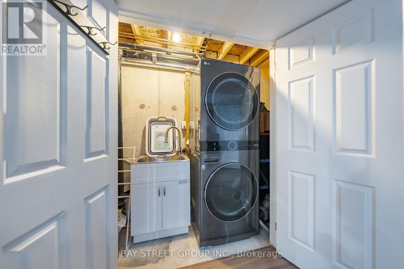 2398 Nichols Drive, Oakville, ON - Indoor Photo Showing Laundry Room
