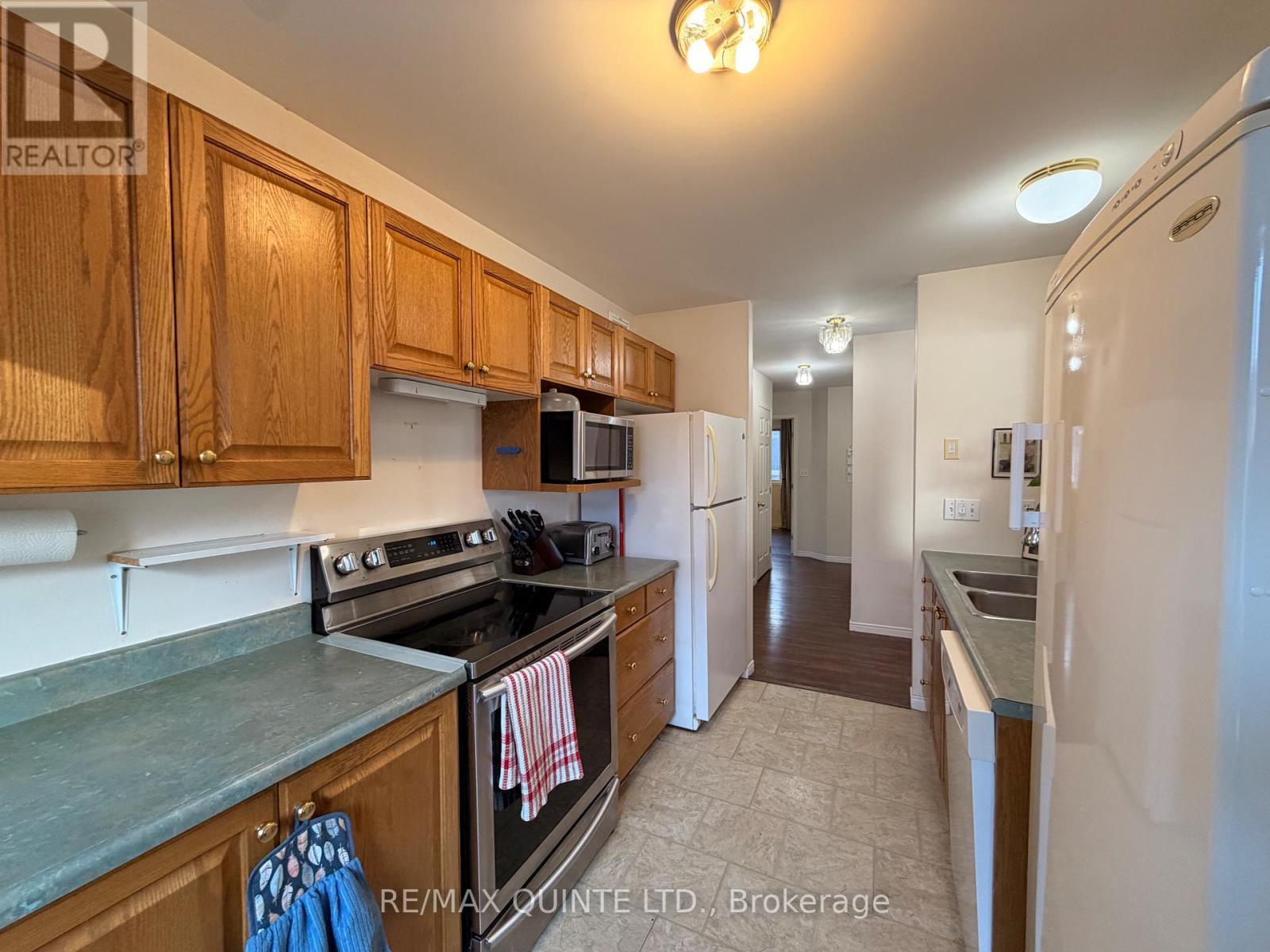 73 Oak Ridge Boulevard, Belleville (Belleville Ward), ON - Indoor Photo Showing Kitchen With Double Sink
