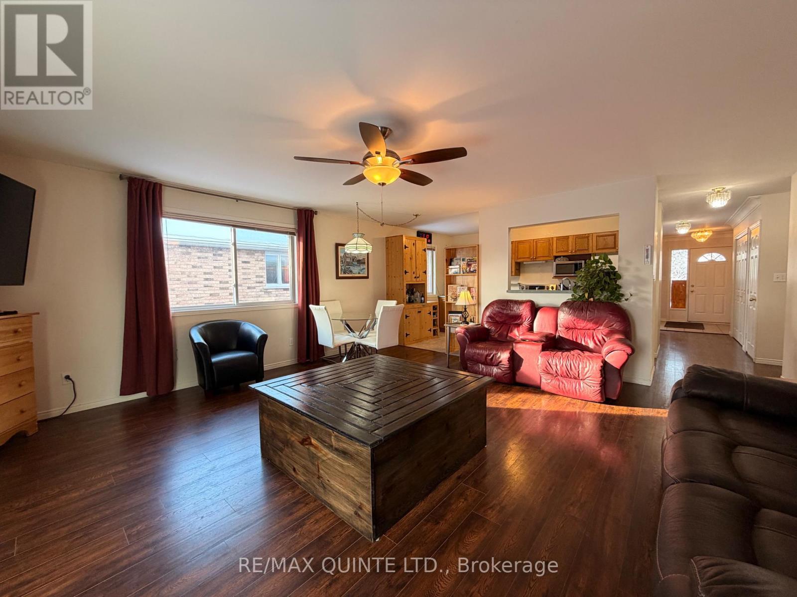 73 Oak Ridge Boulevard, Belleville (Belleville Ward), ON - Indoor Photo Showing Living Room