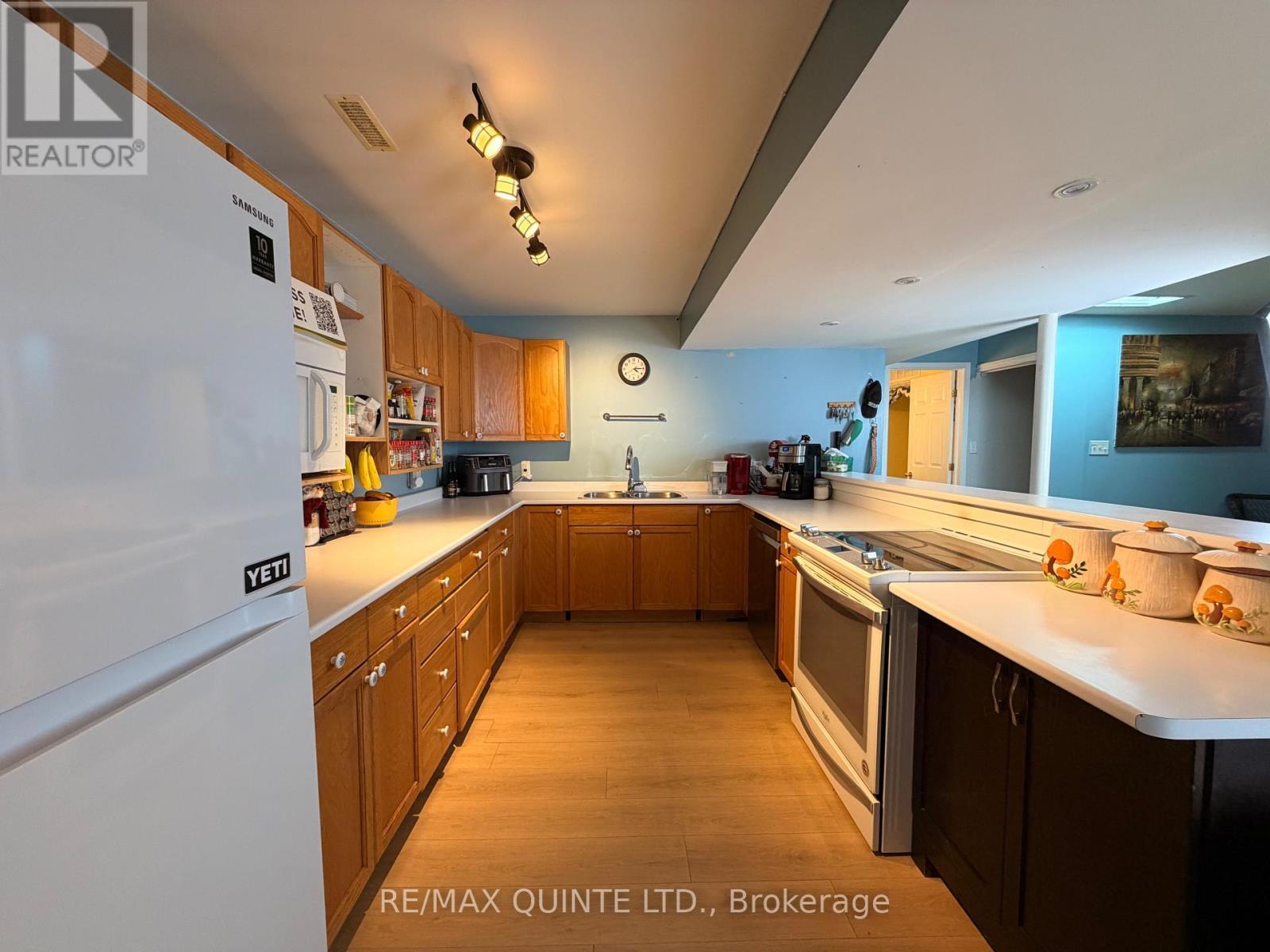73 Oak Ridge Boulevard, Belleville (Belleville Ward), ON - Indoor Photo Showing Kitchen