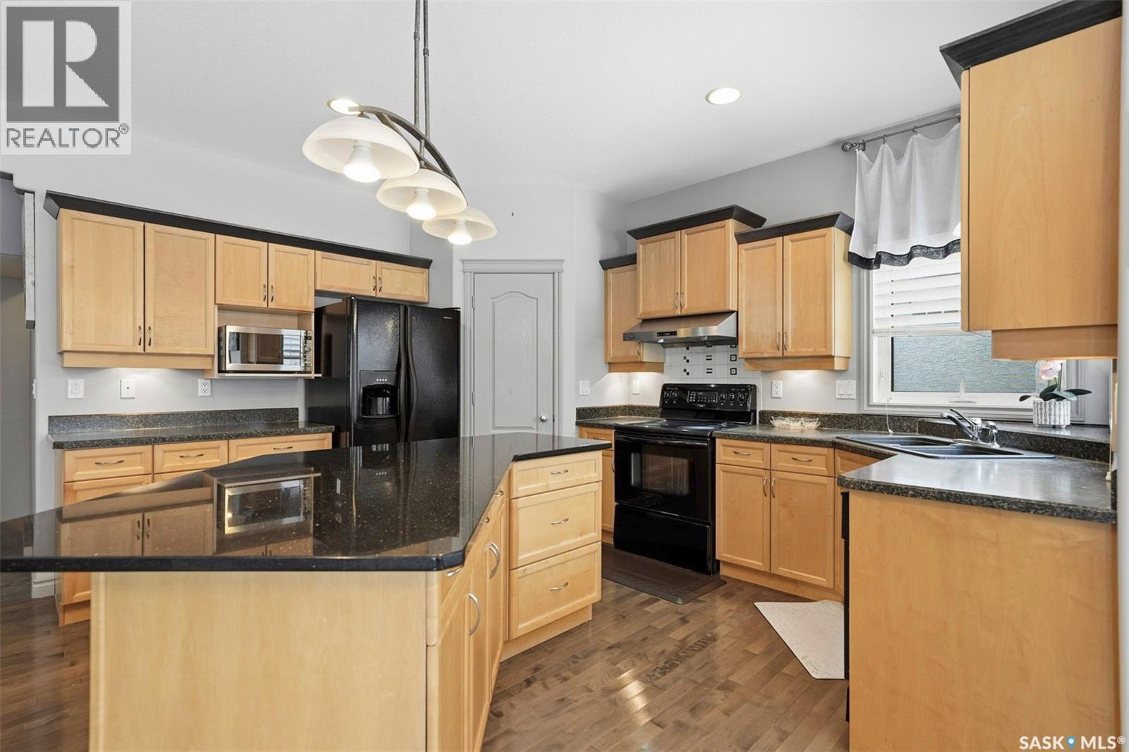218 Brookshire Crescent, Saskatoon, SK - Indoor Photo Showing Kitchen With Double Sink