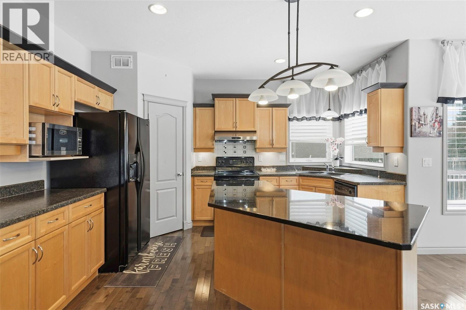 218 Brookshire Crescent, Saskatoon, SK - Indoor Photo Showing Kitchen With Double Sink
