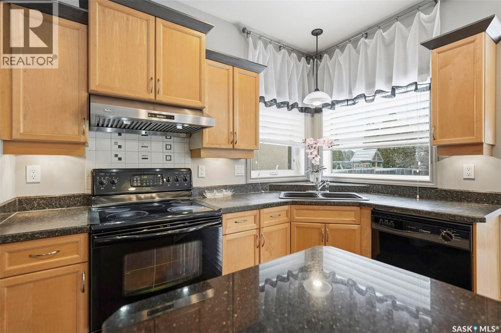 218 Brookshire Crescent, Saskatoon, SK - Indoor Photo Showing Kitchen With Double Sink