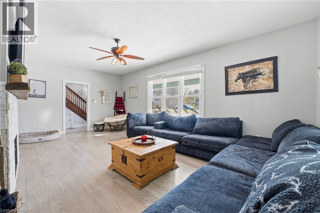 211 Robinson Road, Dunnville, ON - Indoor Photo Showing Living Room