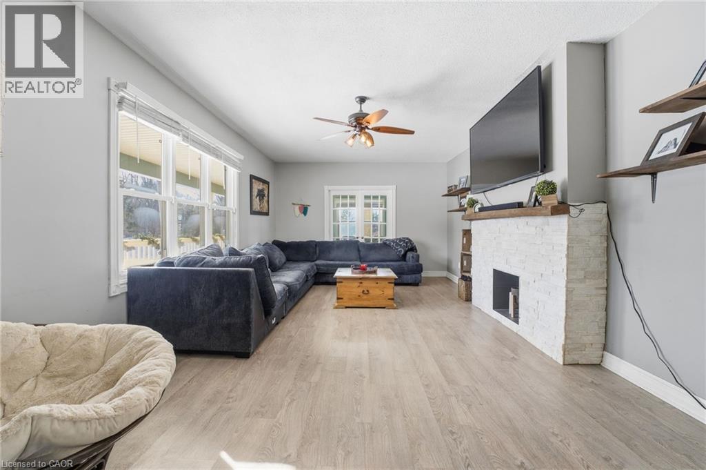 211 Robinson Road, Dunnville, ON - Indoor Photo Showing Living Room With Fireplace