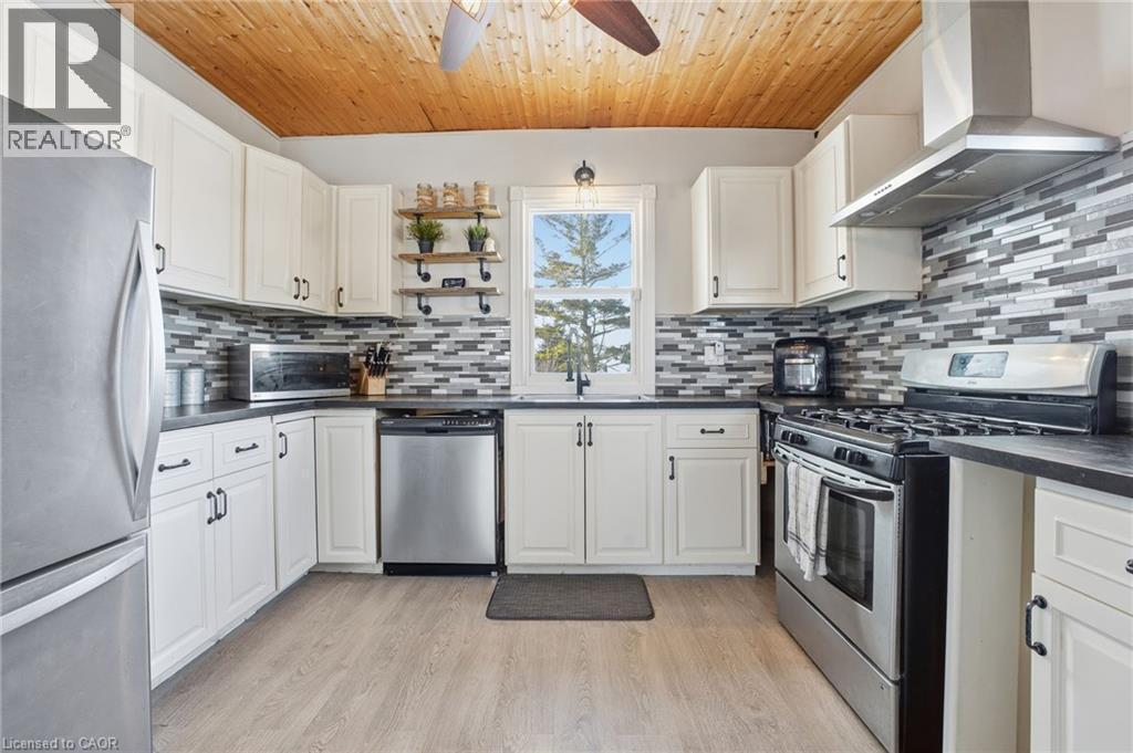 211 Robinson Road, Dunnville, ON - Indoor Photo Showing Kitchen With Stainless Steel Kitchen With Upgraded Kitchen
