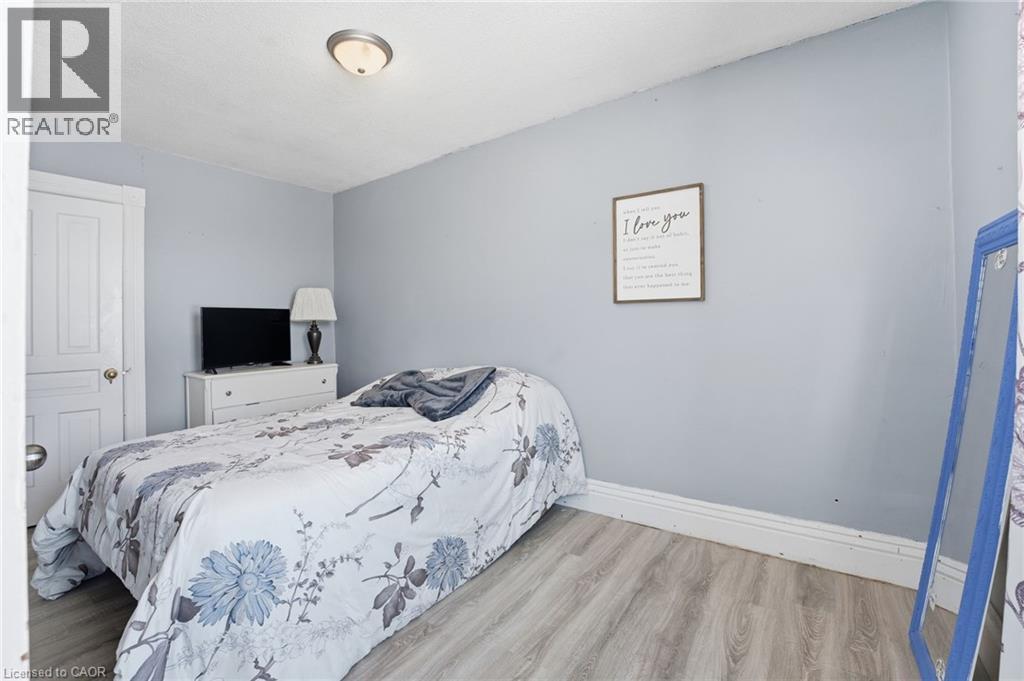 211 Robinson Road, Dunnville, ON - Indoor Photo Showing Bedroom