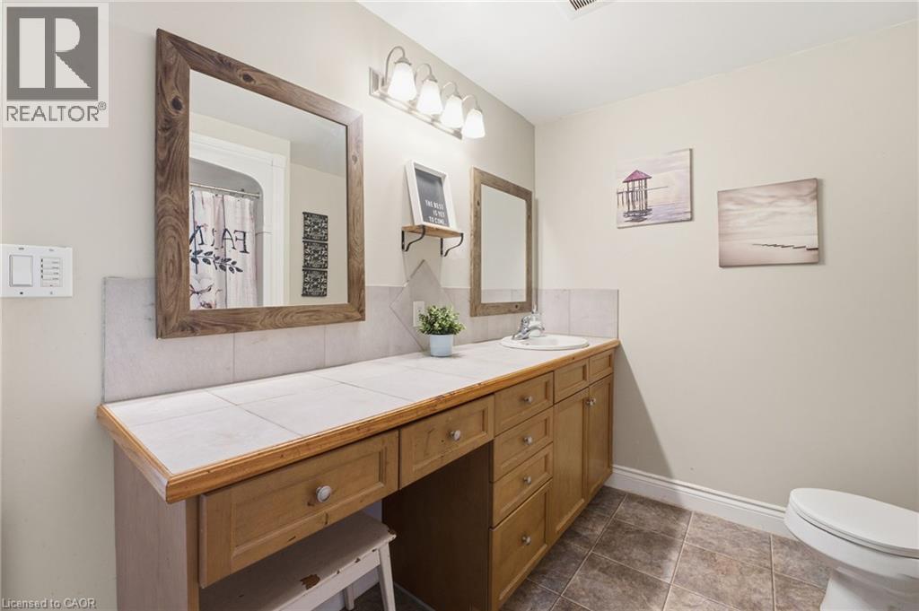 211 Robinson Road, Dunnville, ON - Indoor Photo Showing Bathroom