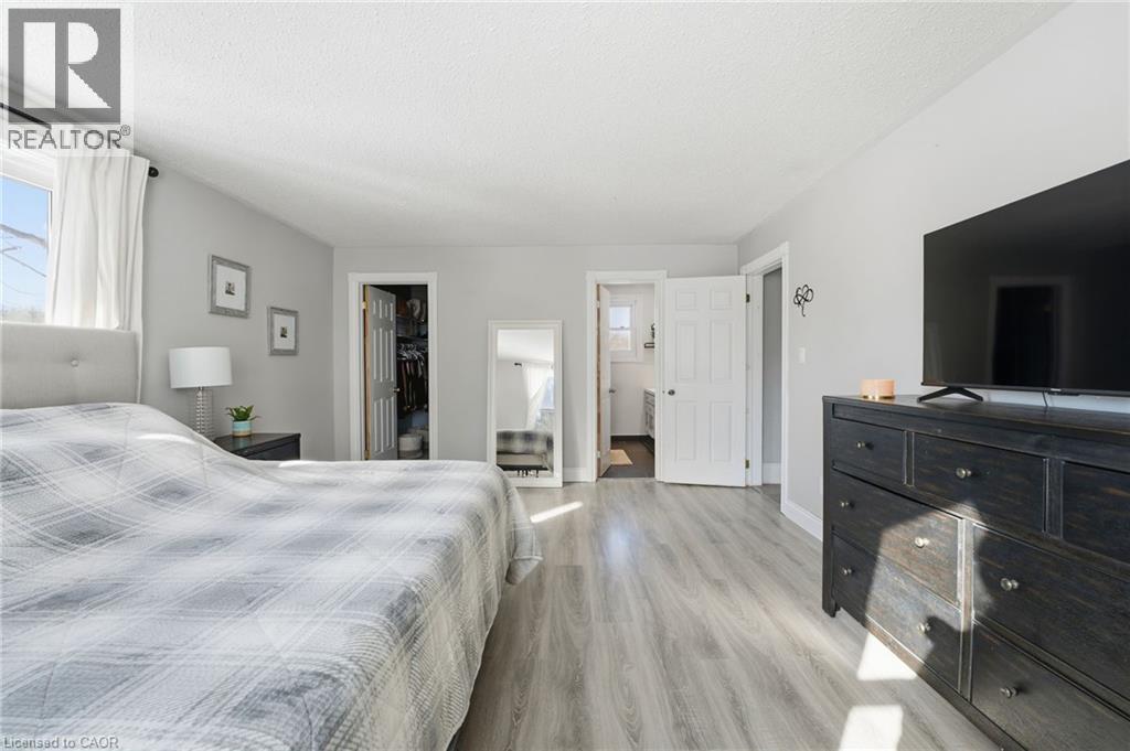211 Robinson Road, Dunnville, ON - Indoor Photo Showing Bedroom