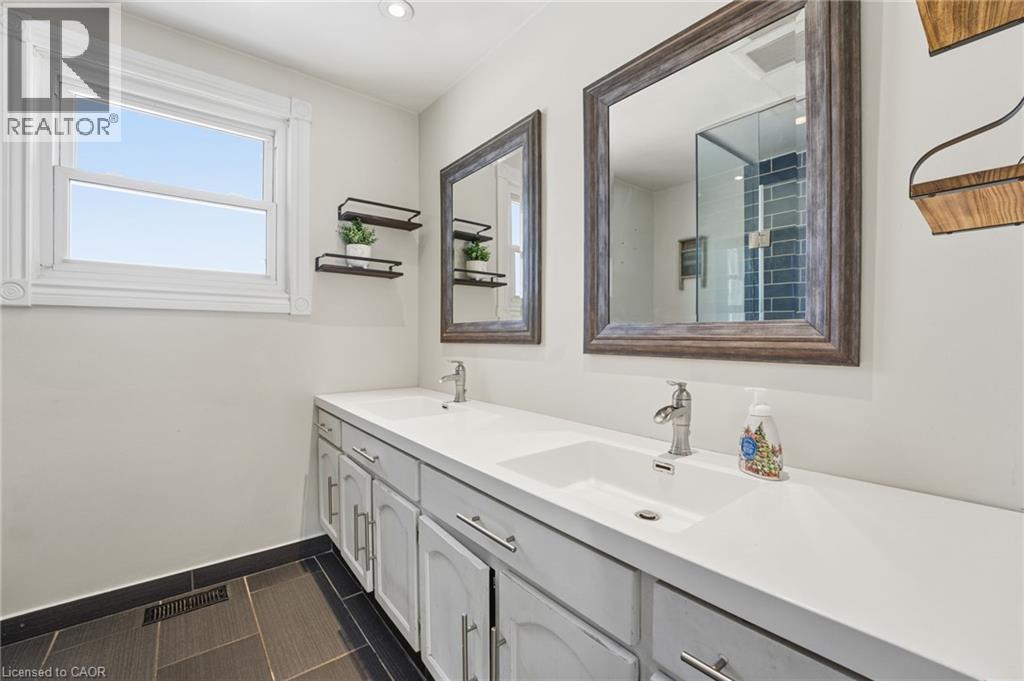 211 Robinson Road, Dunnville, ON - Indoor Photo Showing Bathroom