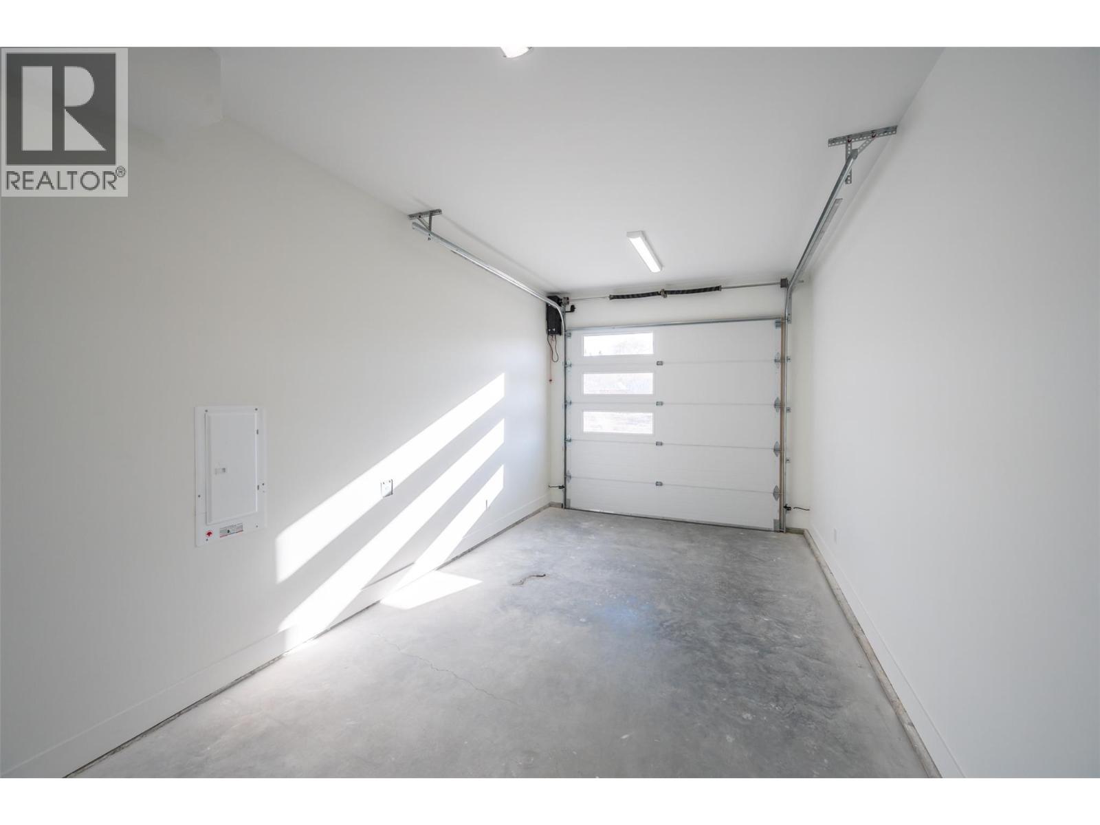 194 Maple Place Unit# 2, Oliver, BC - Indoor Photo Showing Garage