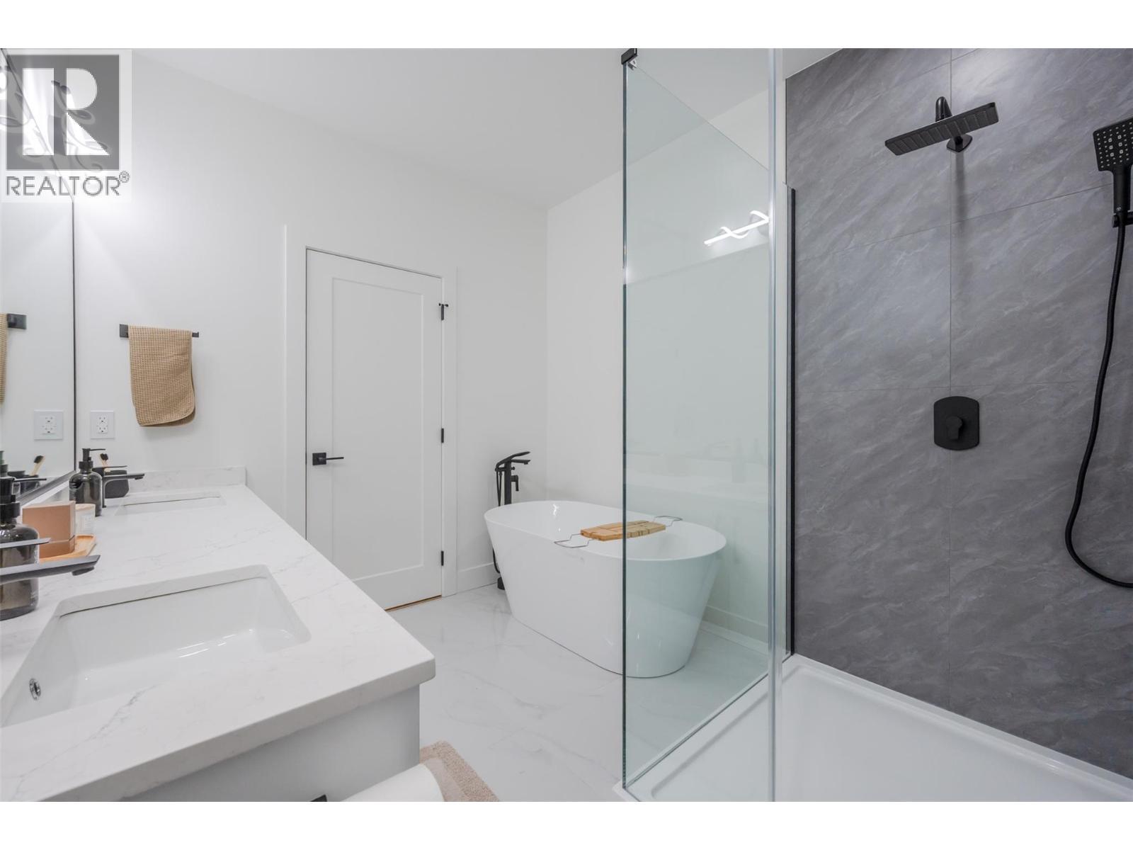 194 Maple Place Unit# 2, Oliver, BC - Indoor Photo Showing Bathroom