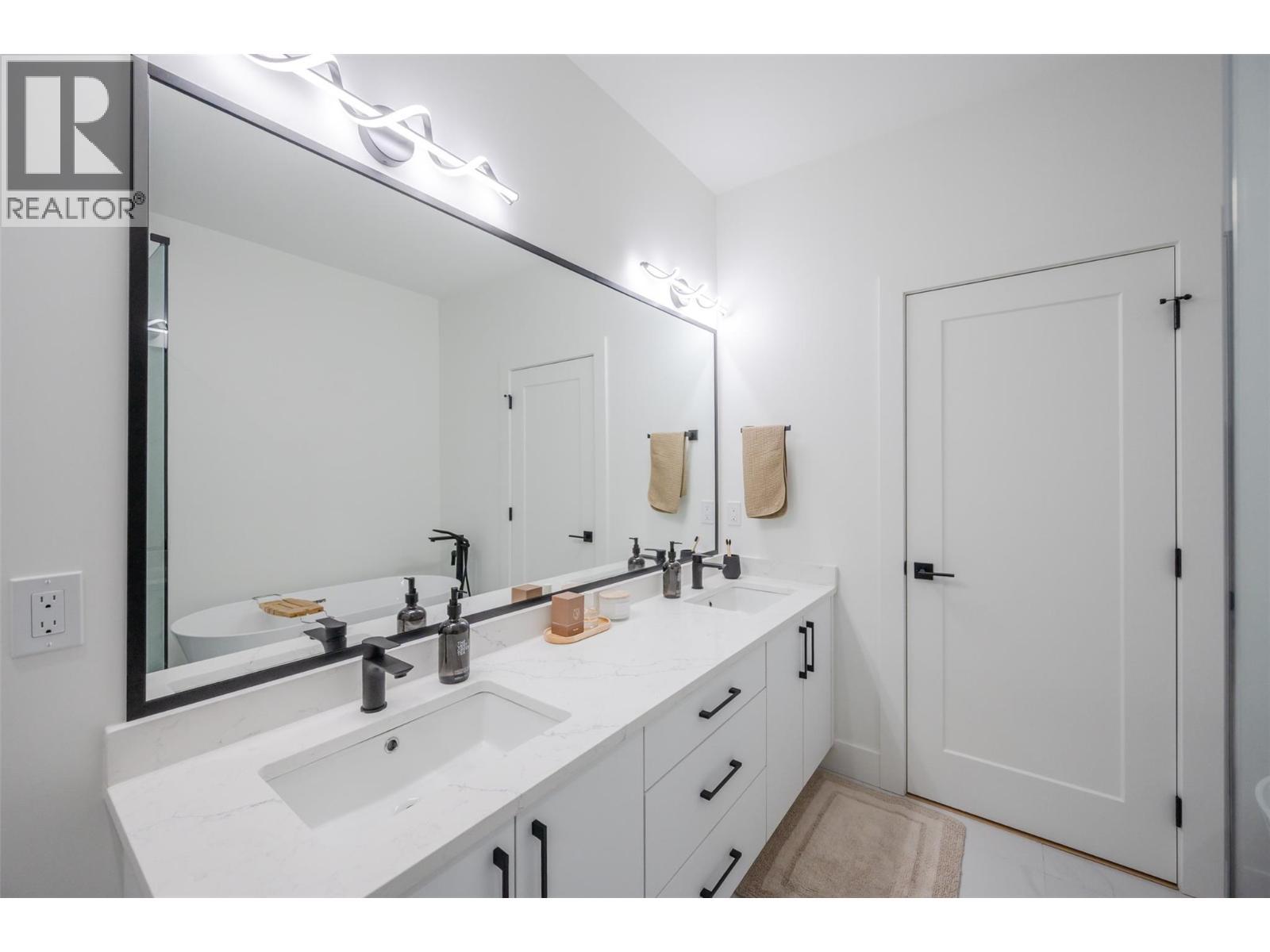 194 Maple Place Unit# 2, Oliver, BC - Indoor Photo Showing Bathroom