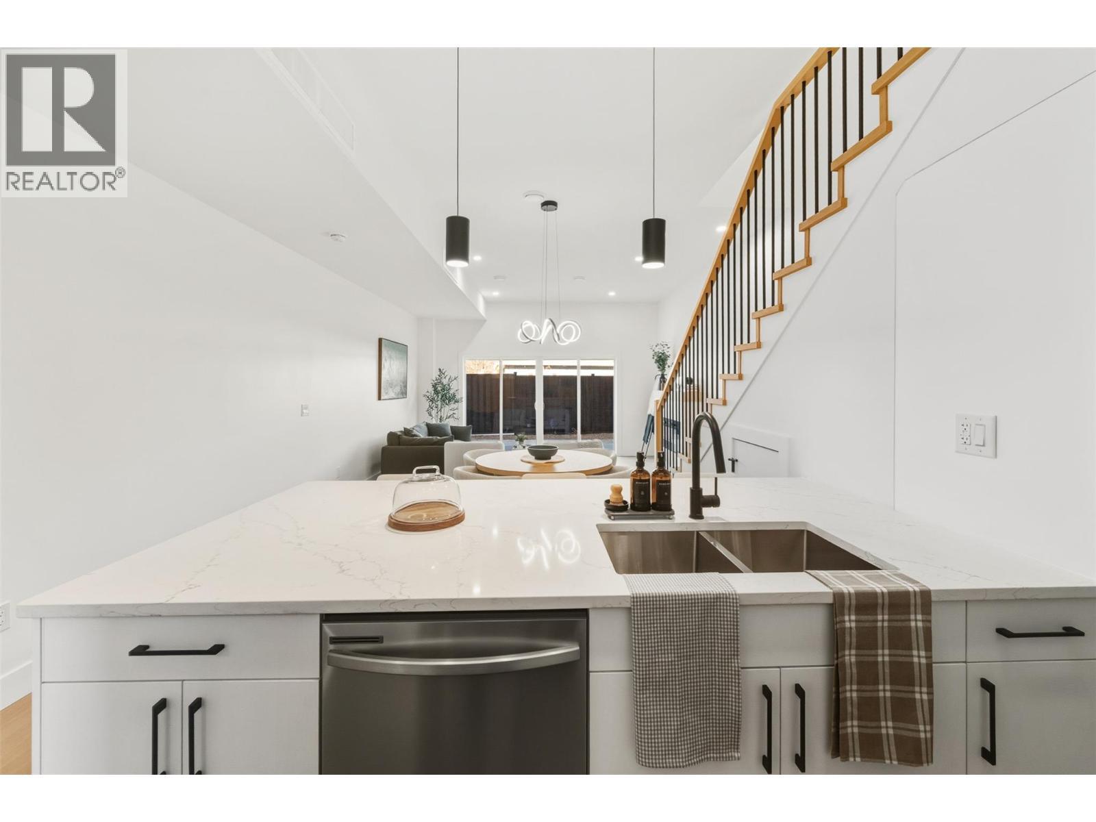 194 Maple Place Unit# 2, Oliver, BC - Indoor Photo Showing Kitchen With Double Sink With Upgraded Kitchen