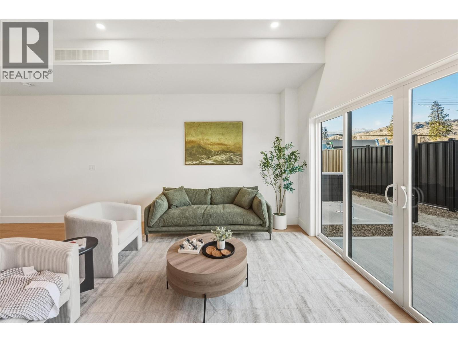 194 Maple Place Unit# 2, Oliver, BC - Indoor Photo Showing Living Room