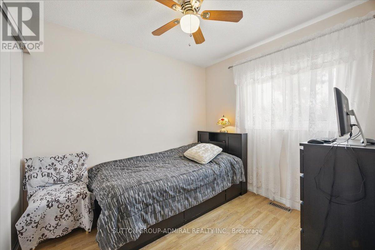95 Athabaska Road, Barrie, ON - Indoor Photo Showing Bedroom