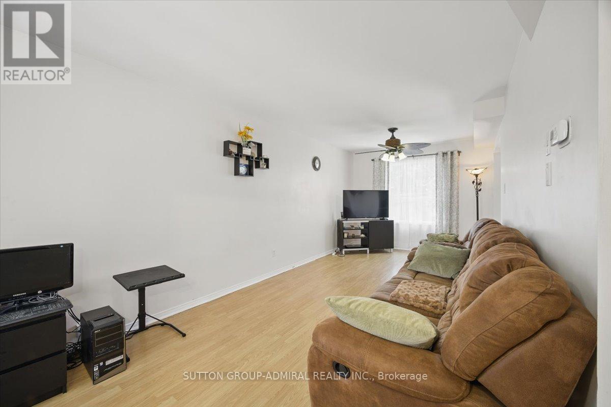 95 Athabaska Road, Barrie, ON - Indoor Photo Showing Living Room