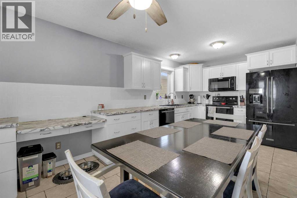 157 Kidd Close, Red Deer, AB - Indoor Photo Showing Kitchen