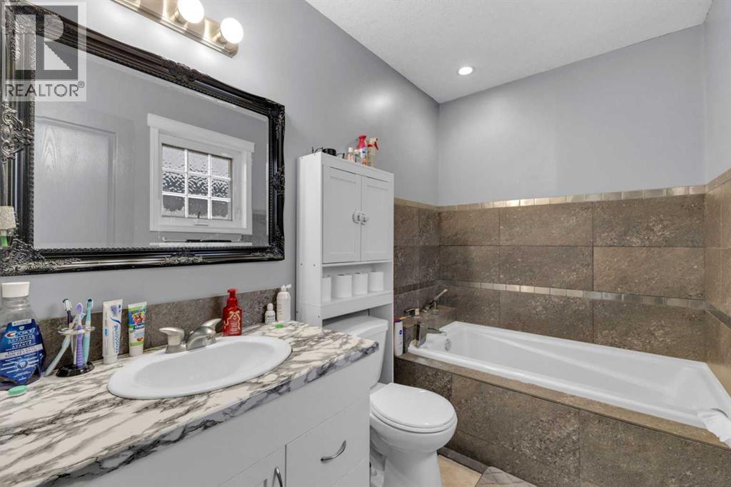 157 Kidd Close, Red Deer, AB - Indoor Photo Showing Bathroom